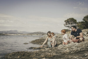 Famille prise en photo lors d'un reportage pour particulier alors qu'ils sont à la mer